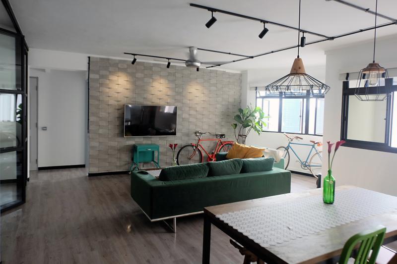 屋主两夫妇以前收集的一些复古家具和脚踏车,现在都成了家里有趣有个性的点缀。