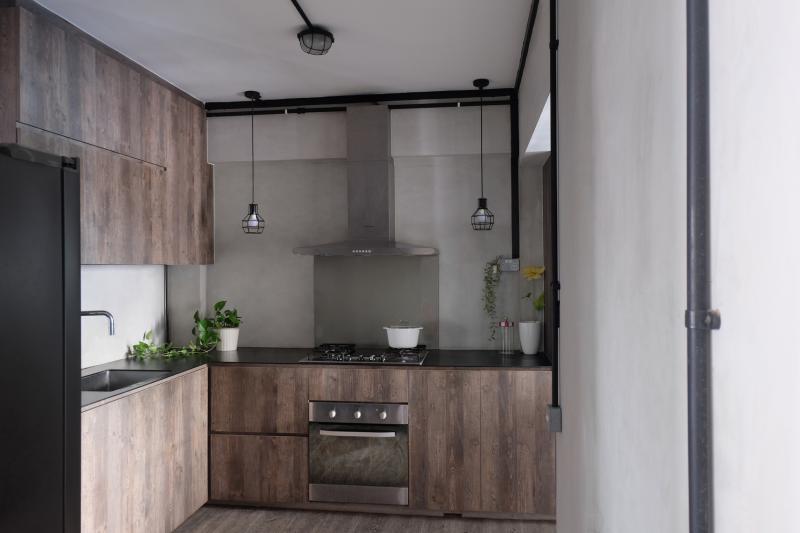 深沉的工业风让厨房显得独特有个性。