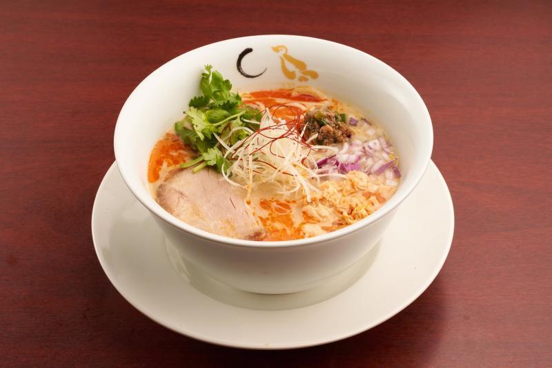 (左)辣三文鱼拉面香辣十足。