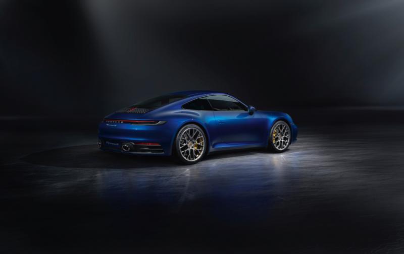 第八代保时捷911车形延续了车系的外观设计亮点。