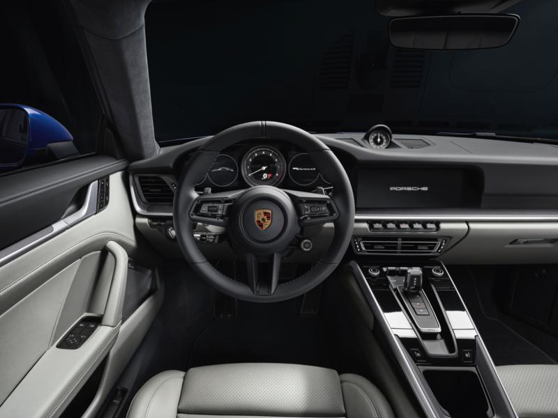 全新911全系跑车的车室经重新改装，所有相关操作控制按钮都触手可及。