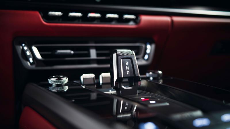 新设计的排挡杆短小，操控车子的行驶、后退和中空挡。