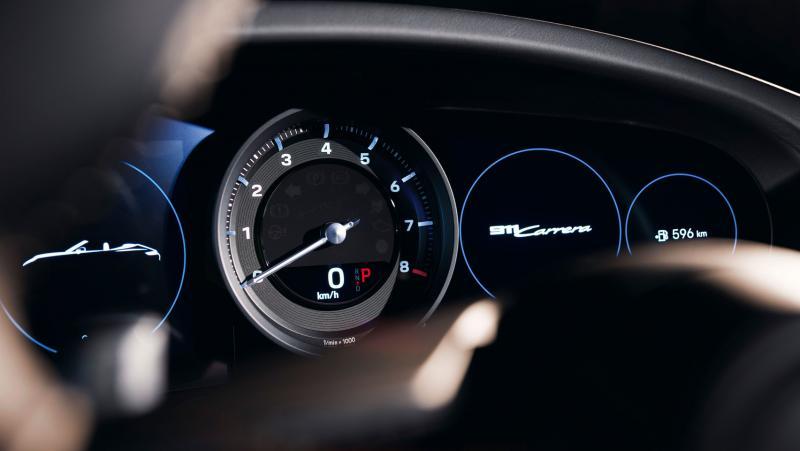 一目了然的仪表组中央是模拟转速表，左右分布两块七英寸高分辨率显示屏。