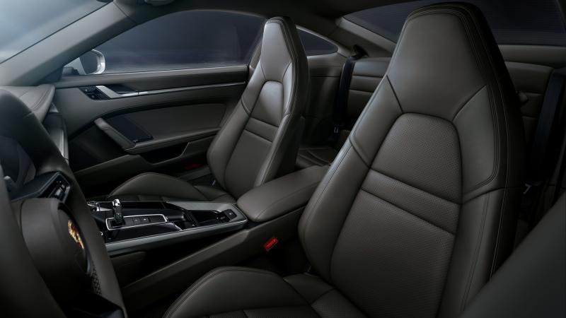 重新设计的座椅有很好的跑车承托力，空间也算足够。