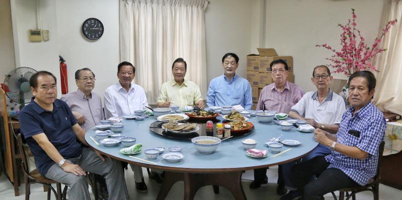 海天游艺会每逢周一和周五都有午餐聚会，大家边吃边聊联络感情。采访当天出席的有财政胡宝文（右起）、理事李振玉、总务张家胜、会长尹崇明、理事何国才、副会长梁文琛和两名午餐会友。（特约陈福洲摄）