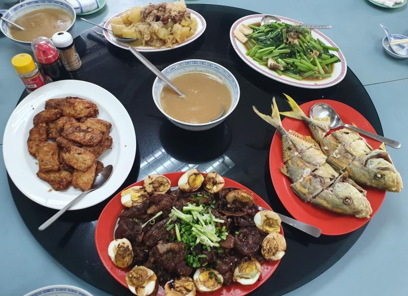 午餐菜色丰富，有老火汤、煎鱼、卤猪脚、腐皮卷、炒青菜和甜品等。（陈爱薇摄）