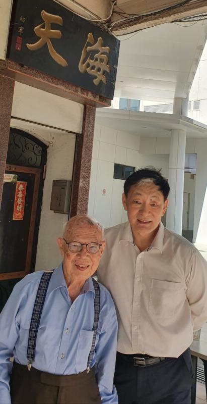 90岁的前会长卢鹤龄（左）六年前把棒子交给现年68岁的尹崇明。（陈爱薇摄）