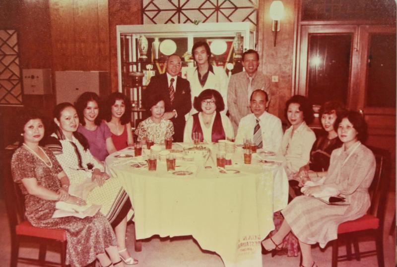 香港知名艺人郑少秋（站立者中）和沈殿霞（右五）曾参与海天游艺会的筹款义演活动。（海天游艺会提供）