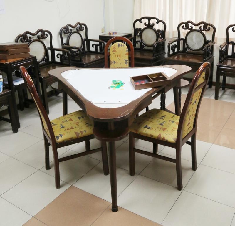 会所四楼的三角麻将桌椅都是古董，年老会员要爬上楼很吃力，所以多数时候是空荡无人。（特约陈福洲摄）