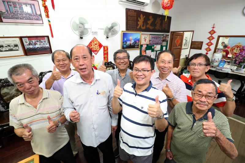 花县会馆理事齐心协力把会务发扬光大，前排左起：监事徐耀福、正会长曾锡源、副会长庾潍诚、理事李耀鸿；后排左起：交际曾保源、副会长胡锦成、正财政曾德源和理事郑林林。（陈来福摄）