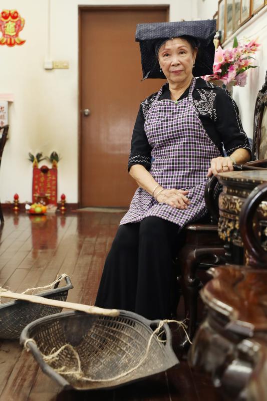 徐莲凤曾在母亲的引介下当过蓝头巾，至今还保留当年用过的蓝头巾和扁担。（梁伟康摄）