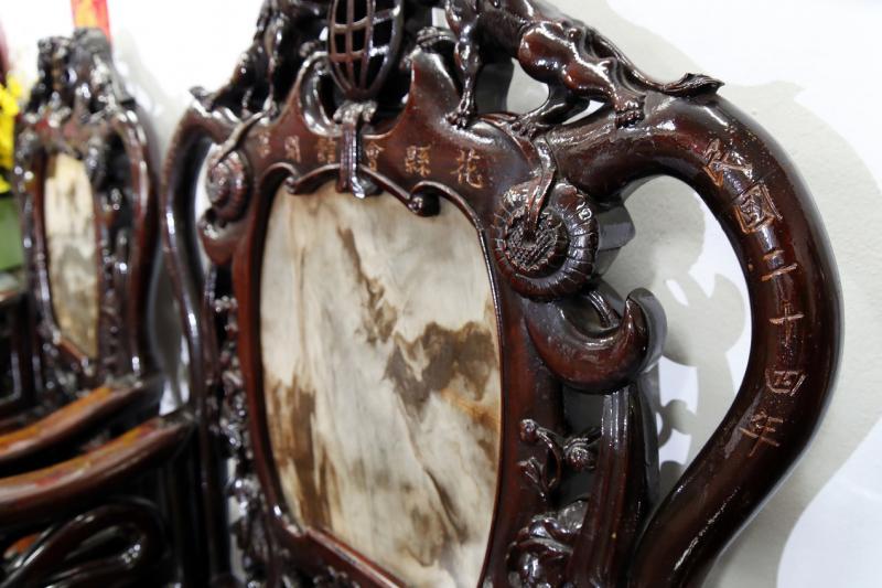 花县会馆内1935年至今的古董椅保留完好。（陈来福摄）