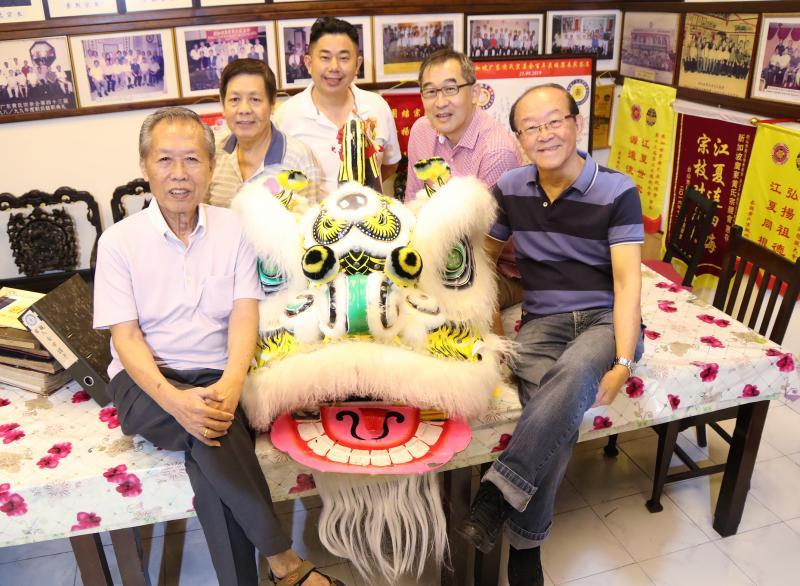 2018至2019年广东黄氏宗亲会新一届理事会和会员积极推动会务，决定办百年大庆，左起：正总务黄国豪、副财政黄锦钊、准会员黄君文、正财政黄维铭和正会长黄冠超。（陈来福摄）