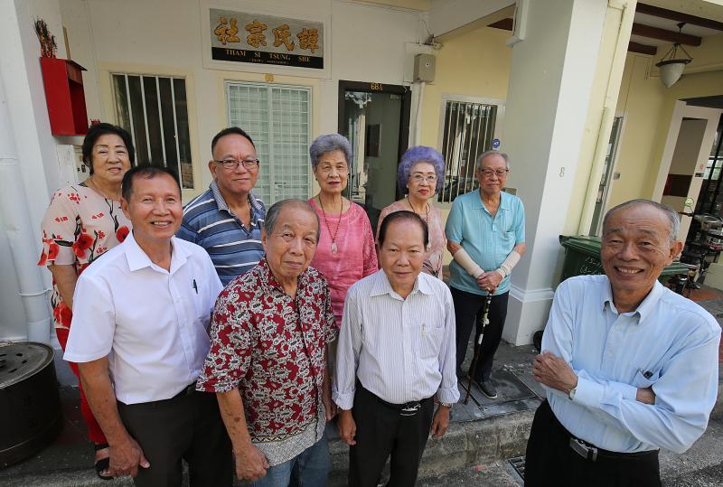 谭氏宗社的理事积极筹办百年庆祝，前排左起：财政谭润兴、顾问兼社庆筹委会主席谭松柏、总务谭绍良和社长谭江源；后排左起：副财政谭李明花、副总务谭智方、交际谭彩娟、谭麦俏兰和查账谭锦祥。