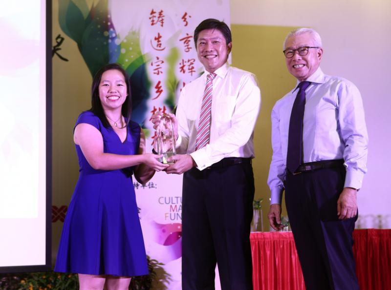 第四代会员黄钰清（左）在2016年获首届宗乡总会杰出青年奖。（档案照）