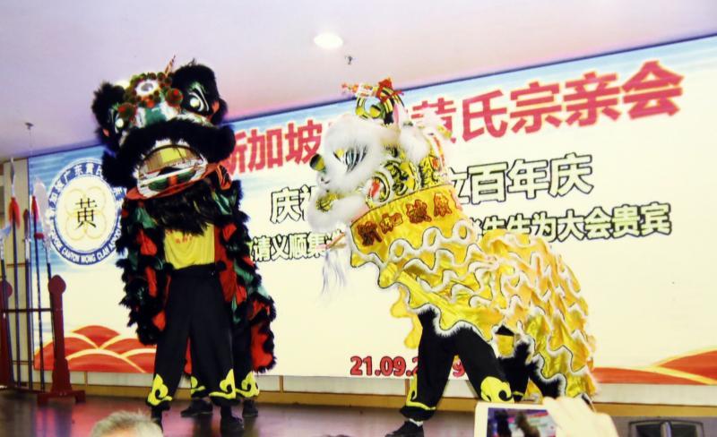 从广州佛山订制的黄忠狮（右）在广东黄氏宗亲会百年庆时首次亮相。（广东黄氏宗亲会提供）