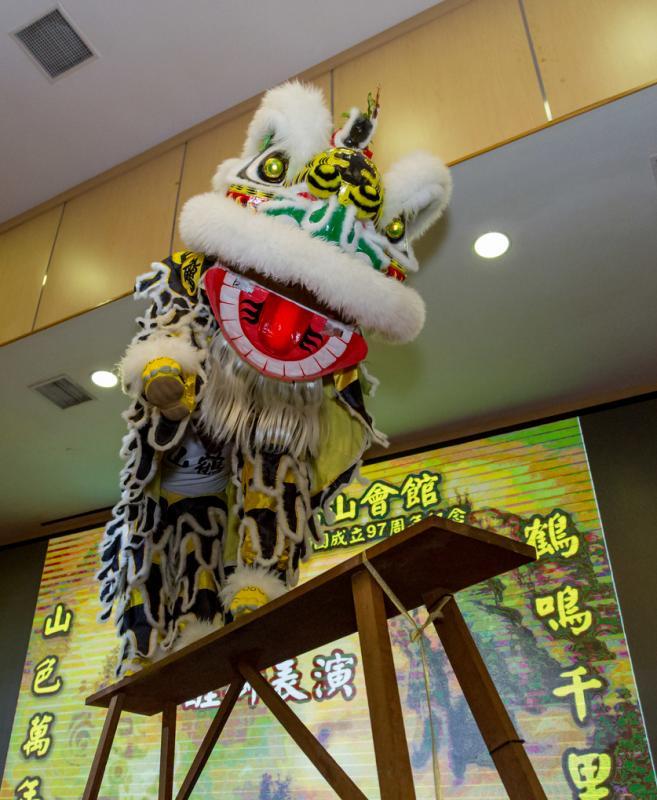 鹤山会馆武术醒狮团的青年团在往年会庆上表演。（鹤山会馆提供）