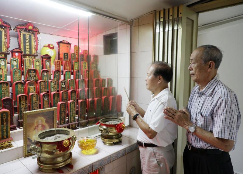 社长谭江源（右）和总务谭绍良在宗社祭坛为谭氏先辈上香。（林国明摄）