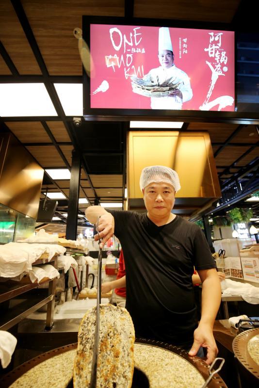 阿甘锅盔的中国创始人甘向阳，深受电影《阿甘正传》主人公阿甘影响，在锅盔制作上实践了阿甘精神，将吃亏（盔）是福，定为品牌的企业文化。