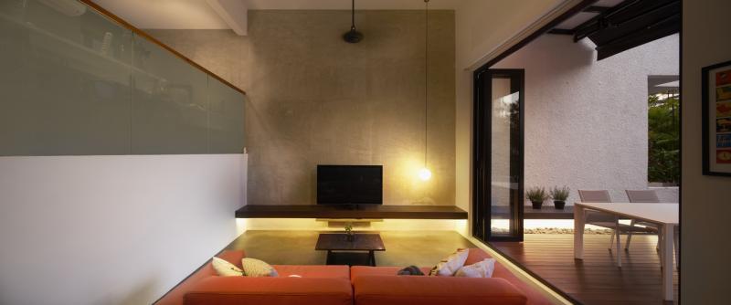 下屋客厅与户外露台连接。