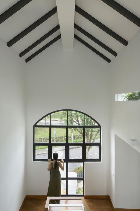 上屋楼梯平台的高挑窗户外是一片绿油油的景致。