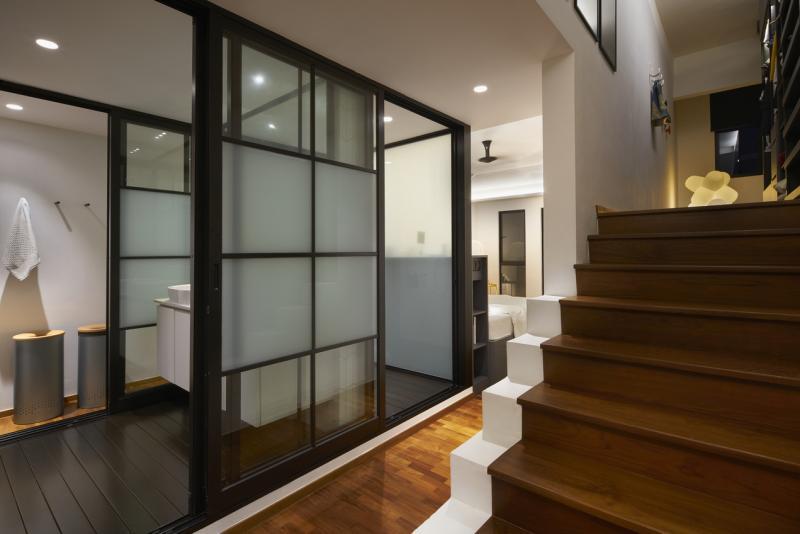 下屋主卧室内的侧边阶梯引向分层的步入式衣橱。