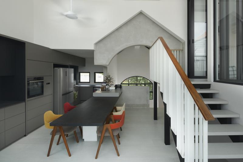 上屋原有的天台加盖,变成客厅,设计师保留屋顶的轮廓,变成厨房和饭厅的特色。