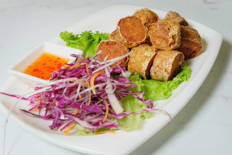 炸虾枣里除了新鲜虾肉,还有猪肉、马蹄等多种配料。