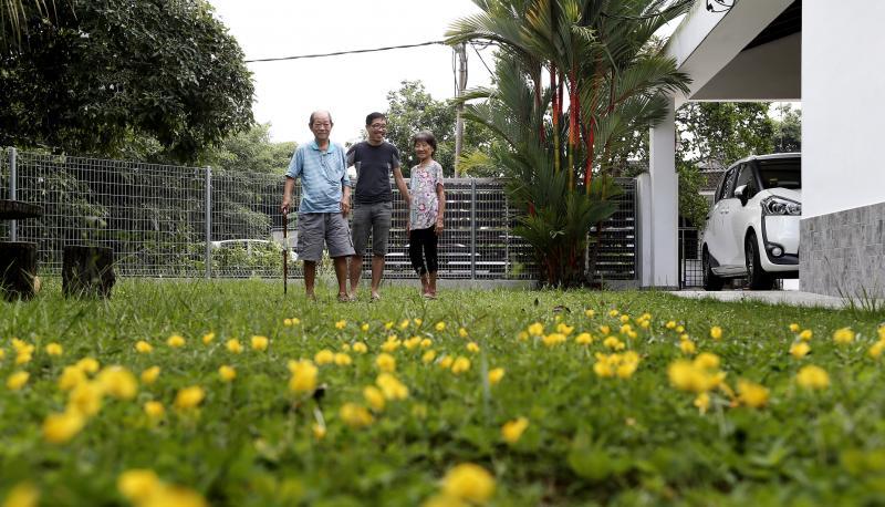本地雕塑家杨子强(中)20年前在柔佛笨珍老家买下一幢洋房,让爸爸杨维钦与妈妈李秀兰居住。