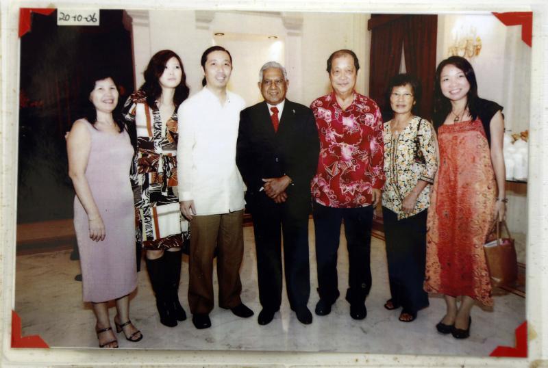 父母亲、姐姐、太太陈燕平(左二)到总统府出席杨子强(左三)荣获2006年青年艺术家奖的颁奖典礼,与纳丹总统(左四)合影。