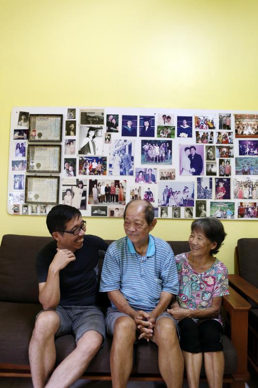 爸爸杨维钦与妈妈李秀兰把他们的自豪挂在客厅的墙面壁板上,包括杨子强(左一)的剪报。