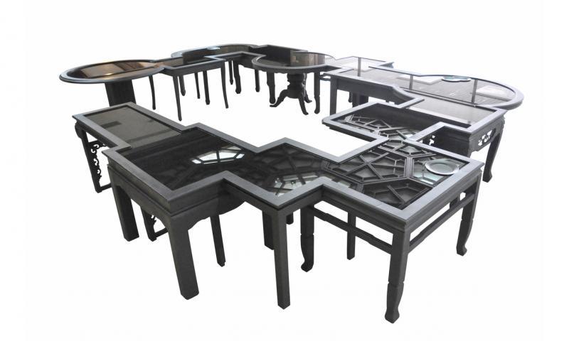 杨子强在2018年台湾基隆双年展展出一张“口”字形的叠迭桌,作品原名为《回家》或《避风港》。(受访者提供)