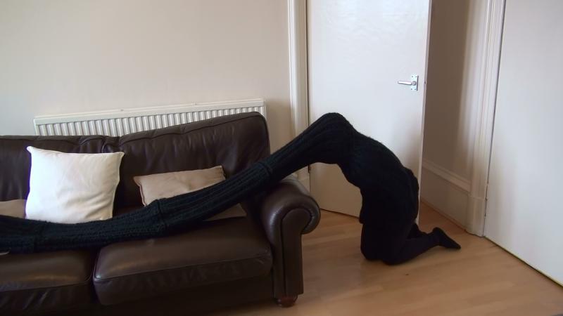 杨子强的妈妈到南艺观赏“丽美中心”展览时,对《我在一条名叫“夜”的黑蛇身体里爬行》的表演有感觉。(受访者提供)