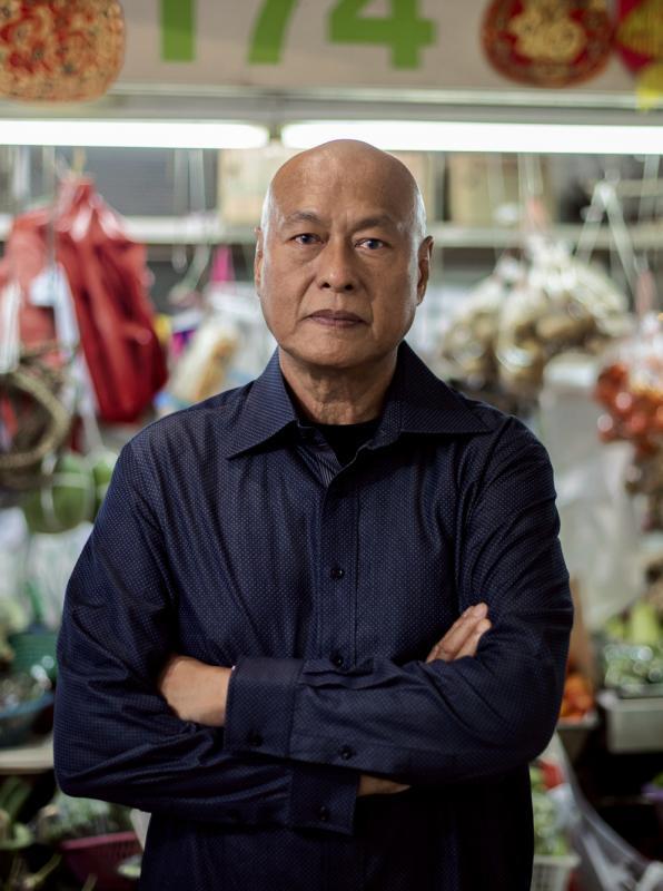 本地资深厨师迪希瓦,多年来以手工传统菜闻名。