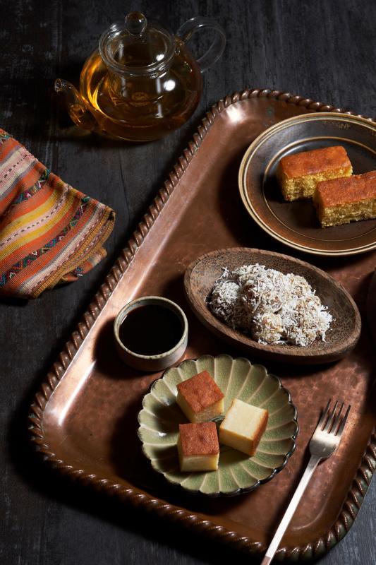 甜品拼盘有欧亚甜点苏芝蛋糕和娘惹糕点。