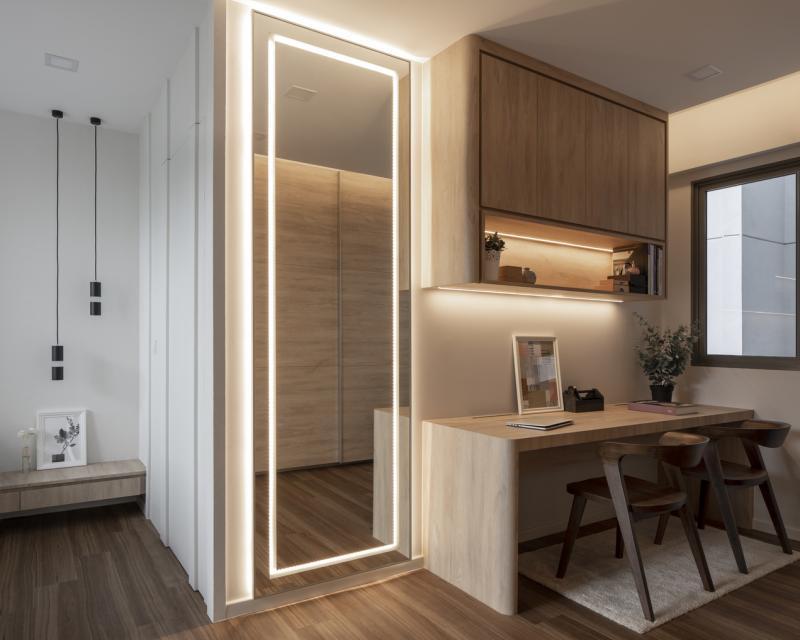 主卧一隅是全木的工作间。