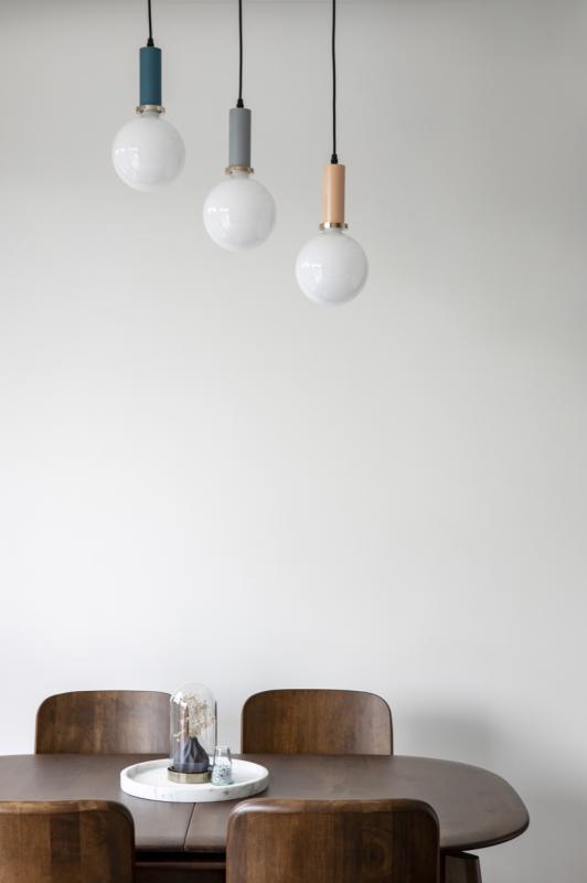 实木餐桌椅增添静雅。