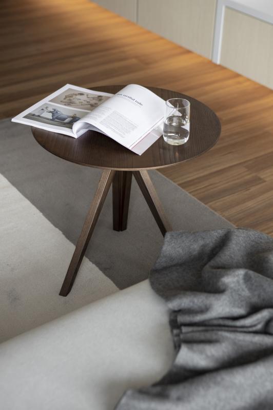 木色应与白色、灰色等基底色调和。