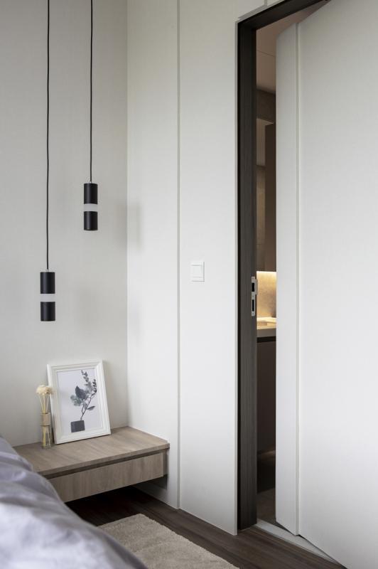 洗手间被完美地隐藏在主卧的白色隐形门后。