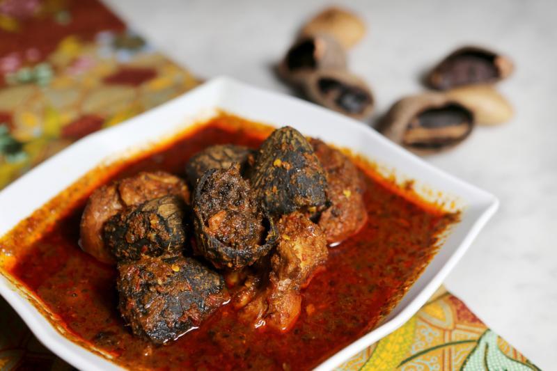 娘惹黑果焖鸡传承了源和春菜馆创始人叶之桂的制作食谱。(严宣融摄)