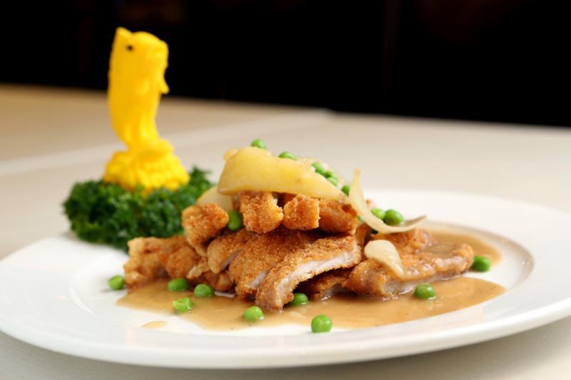 美珍苑的海南猪扒的酱汁采用面粉、牛油及洋葱慢火干炒制成。(龙国雄摄)