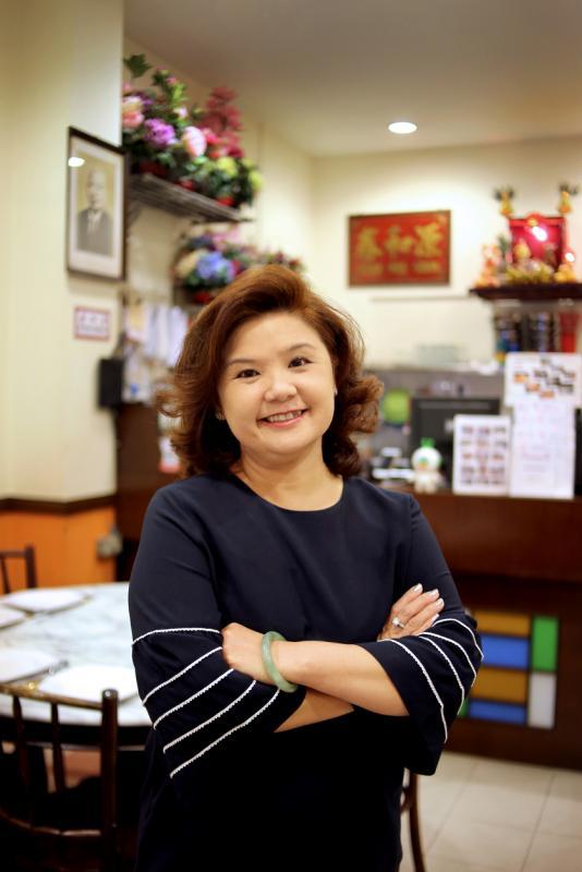 叶俊凤自12岁便开始帮忙餐馆生意,17岁接管源和春。(严宣融摄)