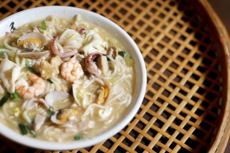 民众菜馆传承了86年的兴化卤面,食材配料丰富。(严宣融摄)