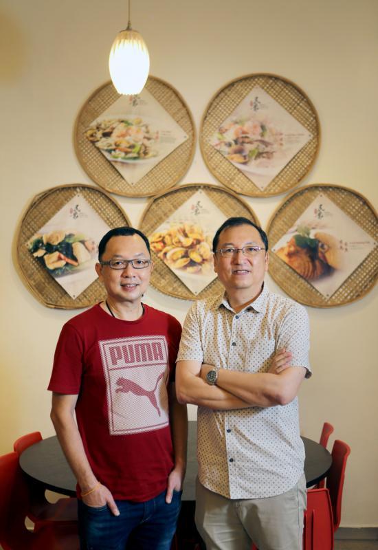 民众菜馆第三代掌舵人何金理(左)和何金生(右)。(严宣融摄)