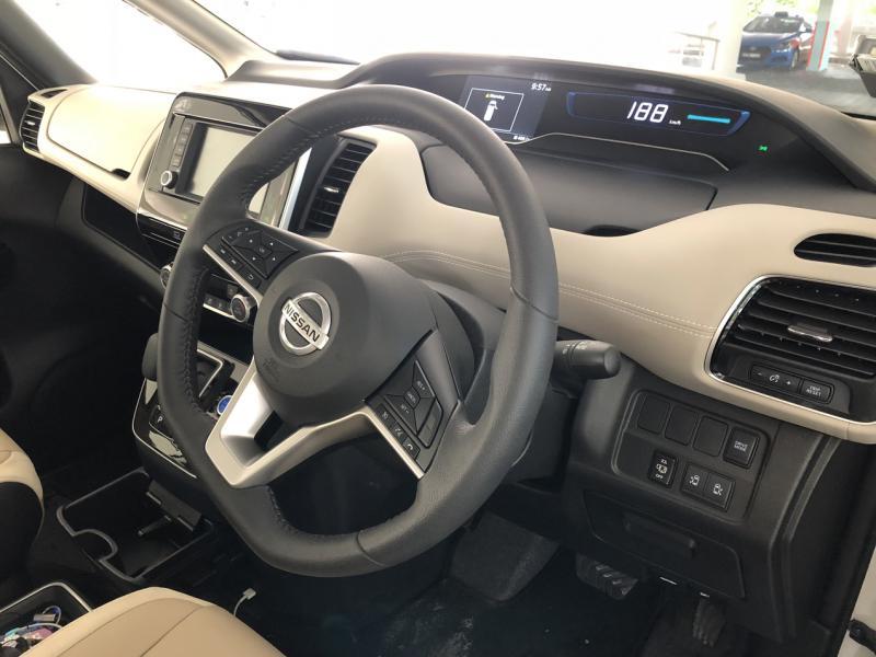 仪表盘在设计上有足够的呼吸空间,三幅式多功能驾驶盘也有扎实的握感。