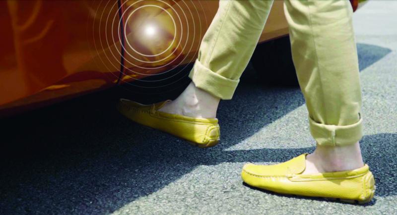 脚部感应式双电动趟门(TIC TAC Door),只需用脚便可轻松开启车门。