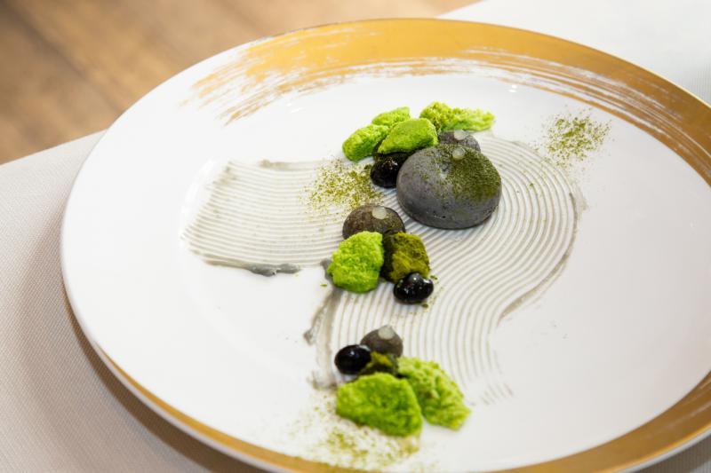 甜品以日本寺庙花园为设计。