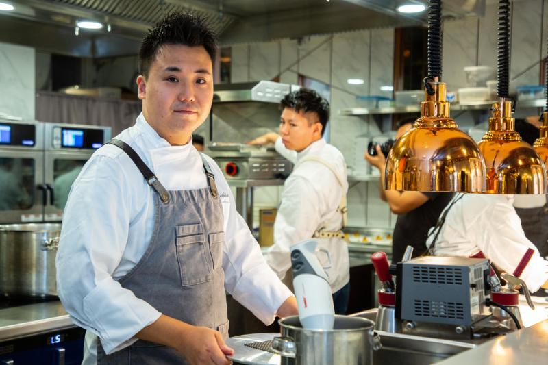 日本东京米其林一星餐馆Craftale创办人兼主厨大土桥真也，最近来新加坡参与限时餐饮活动。