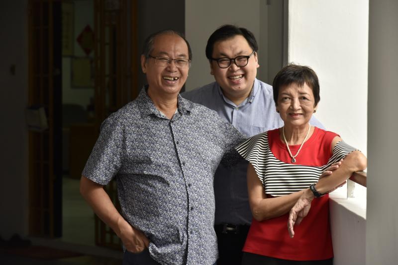 本地戏曲、早期娱乐业研究达人苏章恺,三年内出版两部本地潮州戏曲发展史,主要受祖母影响,常常全家三代一起坐在电视机前看潮剧。36岁的苏章恺说,他还没入学,已经搬着小凳子,坐在戏台前看潮州戏。