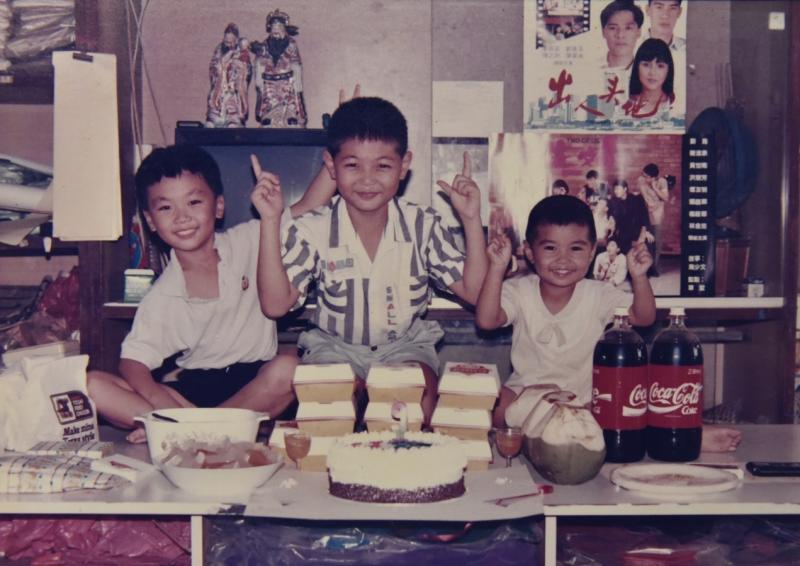 三兄弟小时候生日,父母都会为他们在店里庆祝生日。左一为苏章恺。(受访者提供)